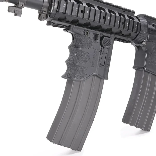 Takticheskaya rukoyat' dlya magazina M16 FAB-Defense4